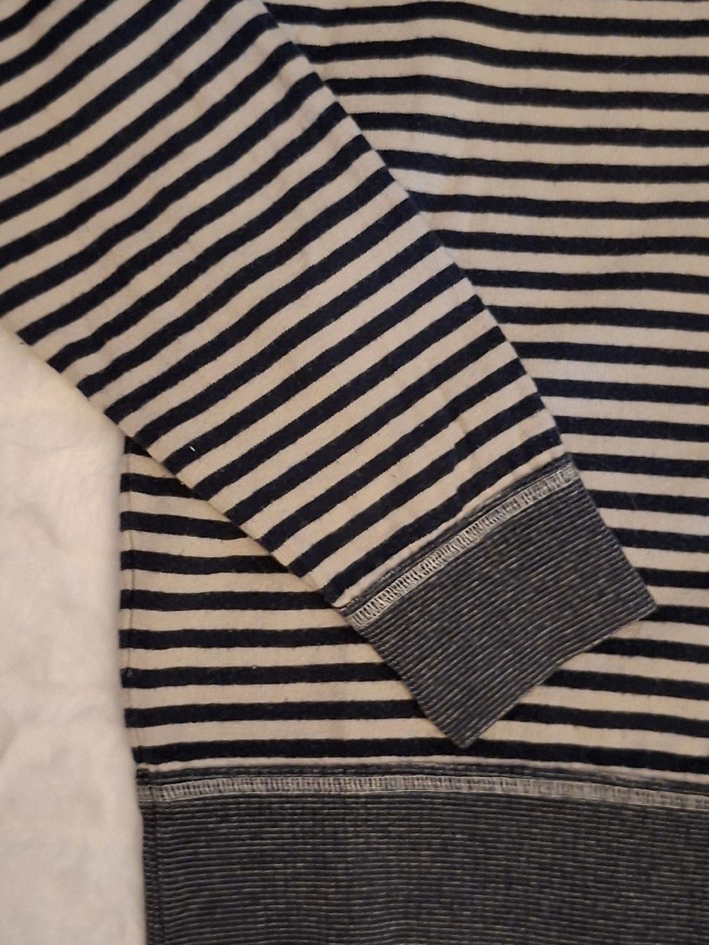 Lacoste Pullover & Sweatshirts: Pull Lacoste rayé, taille xs – Gebraucht aus Renens VD von ser_j2fn 3