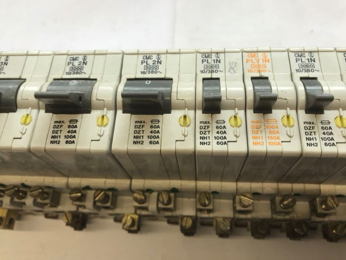 Elektronikbauteile: Sicherungsautomaten – Gebraucht aus Küblis von hypofacto 4