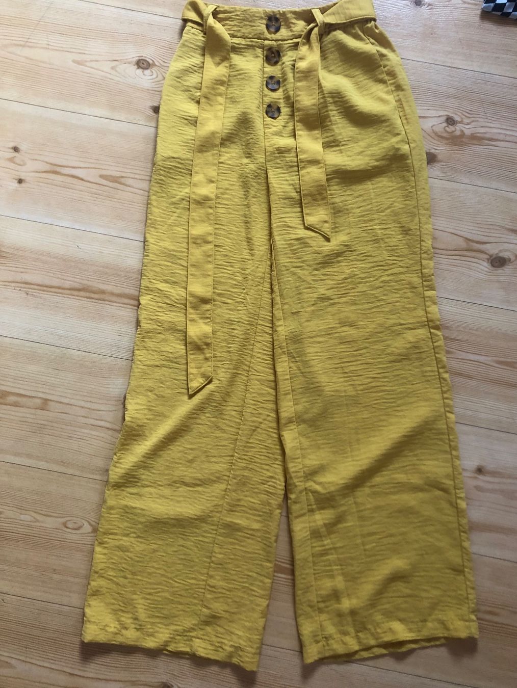 Stradivarius Hosen: Pantalon d’été couleur moutarde – Gebraucht aus Bulle von sop_ct6x 3