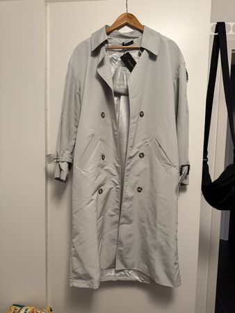 Grauer Trenchcoat