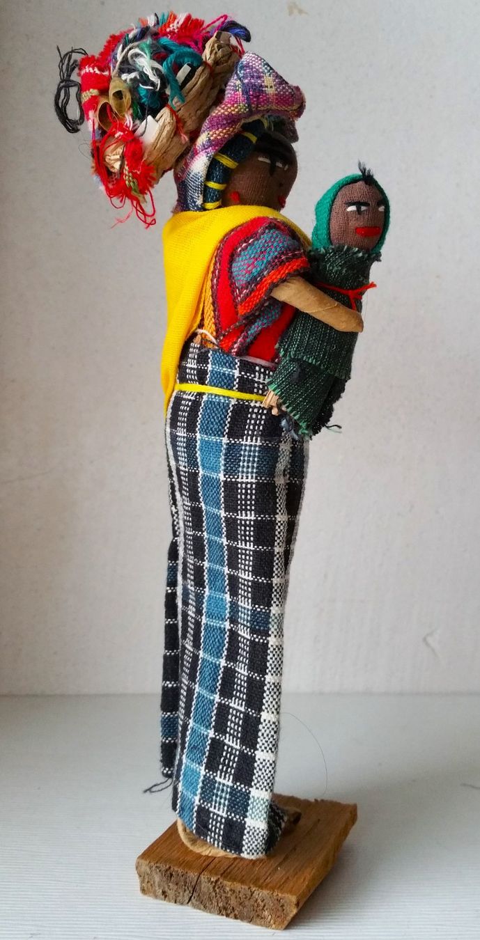 Bambole: BOLIVIEN 1982: HANDGEMACHTE PUPPE / Figur Mutter mit Kind – Usato da Oberriet SG venduto da ganesh435