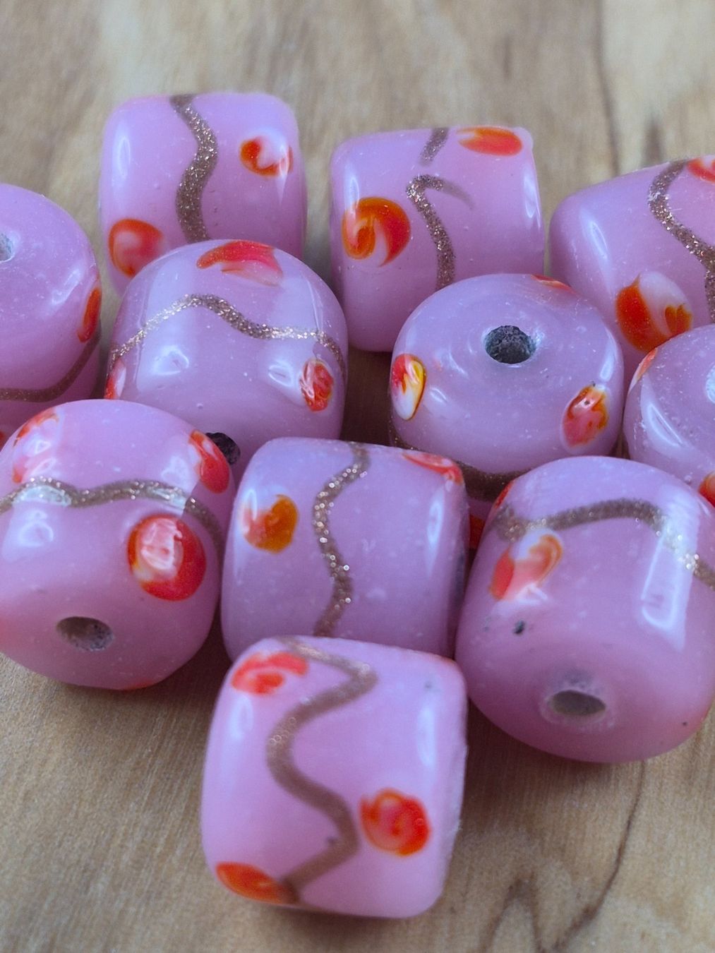 Perle (finte): Glasperlen "Fass" rosa, godene Linie & Punkten – Nuovo e nell'imballaggio originale da Klingnau venduto da SilberwindArt 1