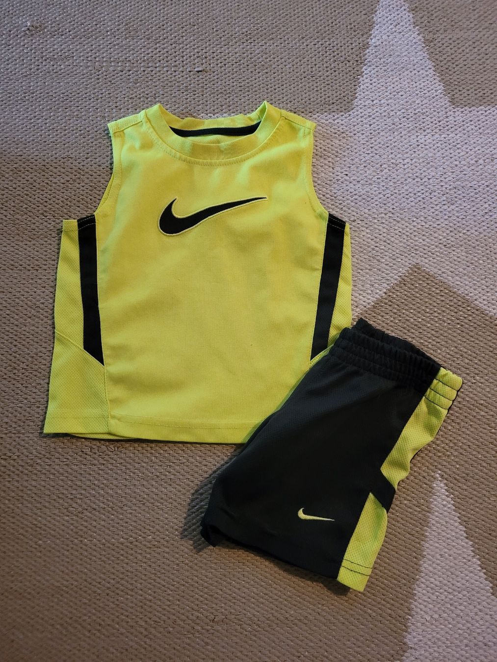 Nike Trainer, Turnhosen & -trikots: Trikot Nike gr. 92 – Gebraucht aus Inwil von Flower2325