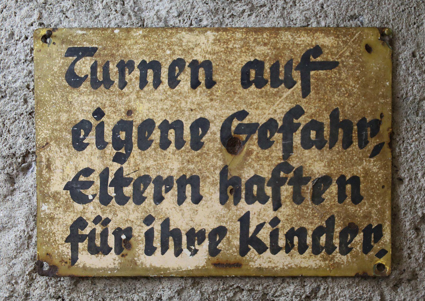 Insegne: Blechschild, Hinweisschild "Turnen auf eigene Gefahr" – Usato da Birrwil venduto da brandschatz_birrwil 1