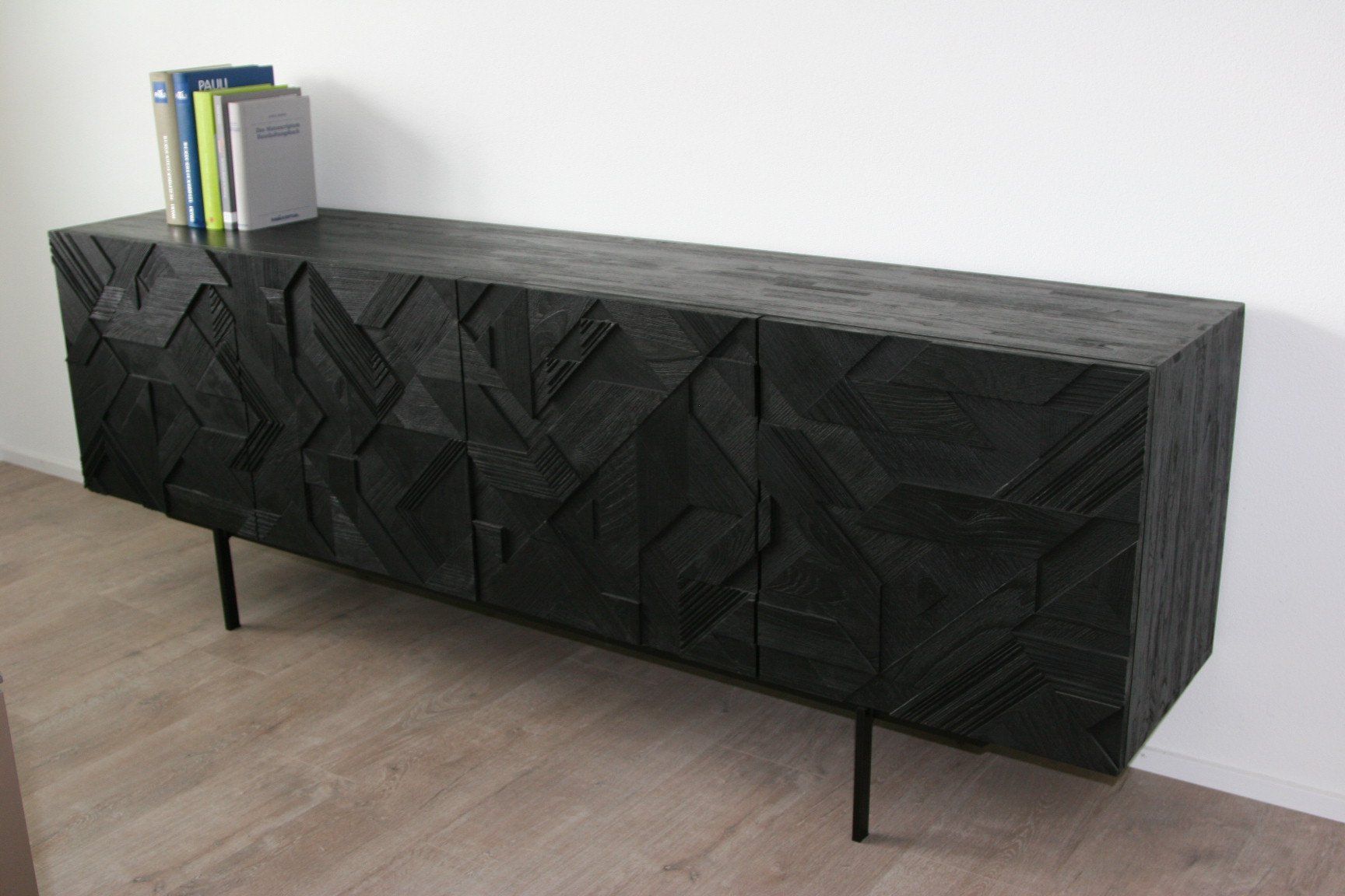 Ethnicraft Cassettiere: Ethnicraft Graphic Sideboard Teak massiv schwarz – Usato da Büren an der Aare venduto da Sabinem71