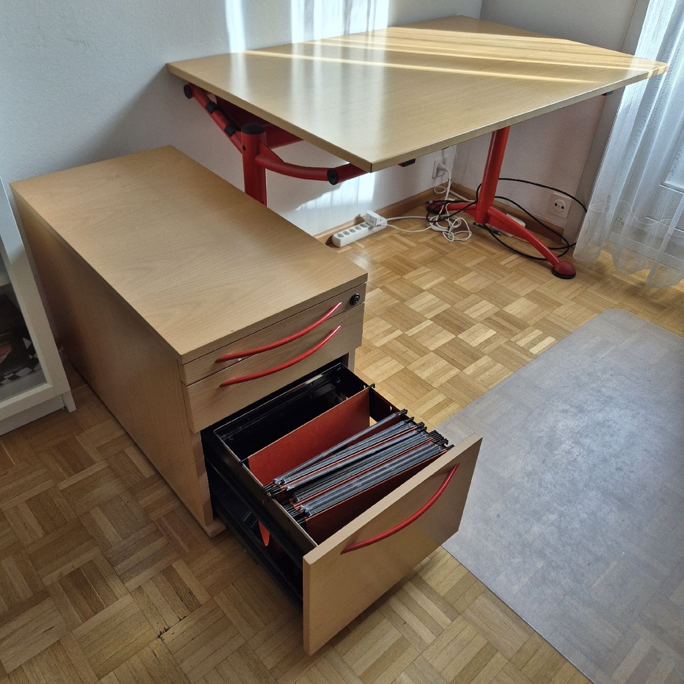 Scrivanie: Schreibtisch mit Rollcontainer – Usato da Binningen venduto da Flightmarshal 2