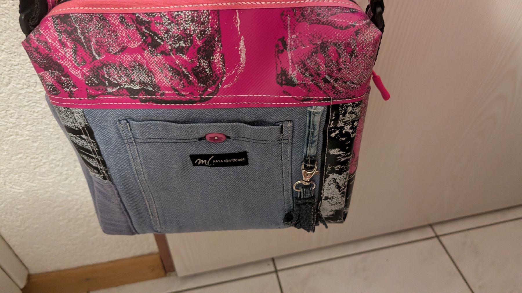 Sacs femmes: Umhängetasche mit Jeans und Patchoptik – Neuf avec emballage d'origine à Liebistorf par Stricken_f_Hilflose
