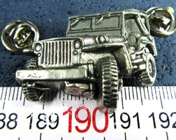 WILLY'S JEEP OLDTIMER 3D PIN 2NÄGEL ZINNIG 35x28mm GROSSS