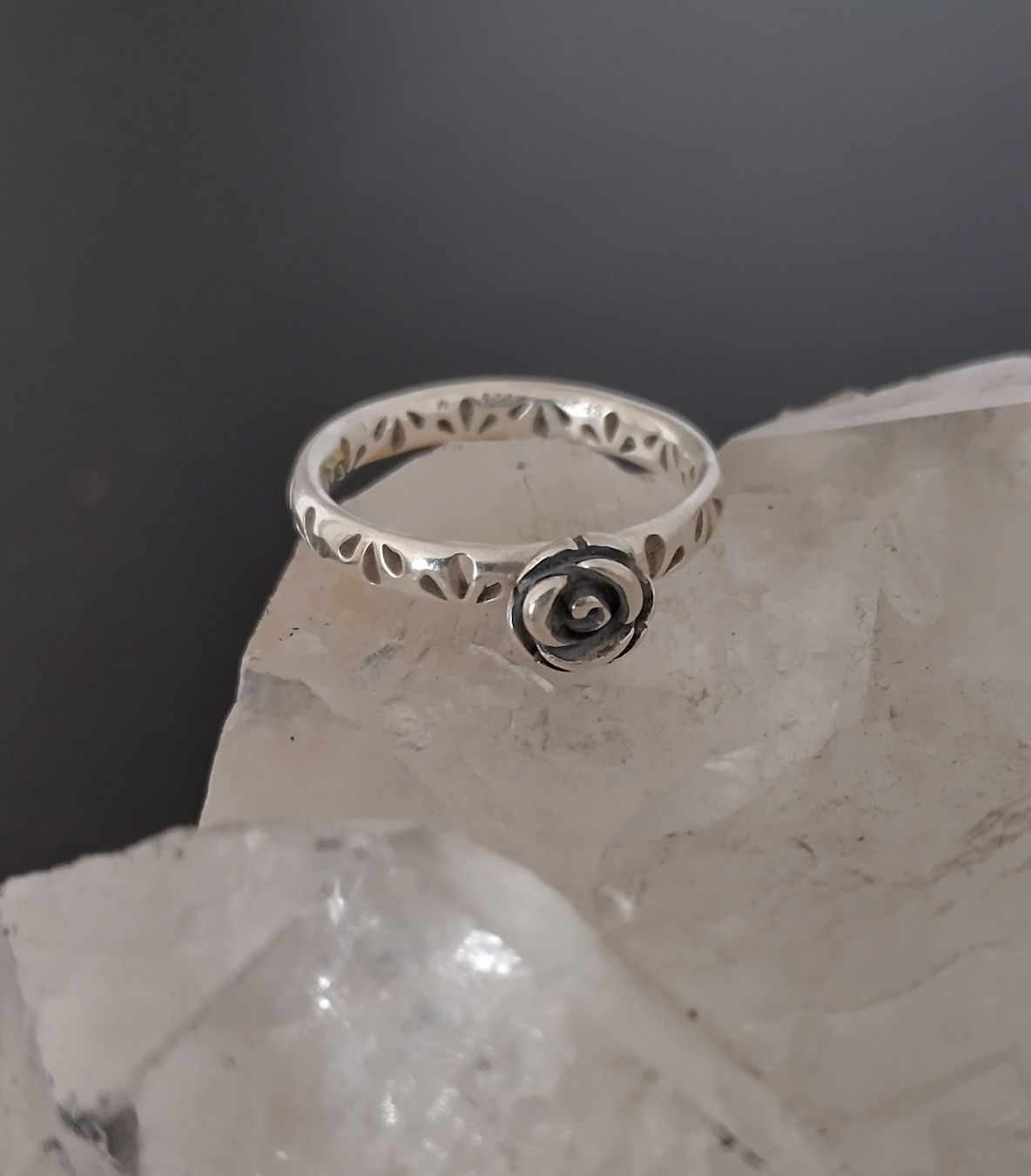 Anelli: LEICHTER RING MIT ROSE BLUME SILBER 925 – Usato da Romanshorn venduto da Glitzer-Paradies 1