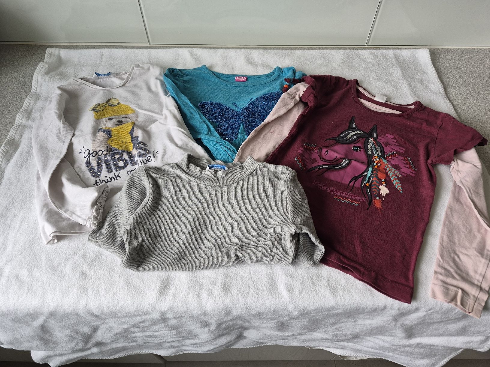 Camicette, T-shirt & Top: Mädchen T-Shirts, langarm, Grösse 104 – Usato da Hinterkappelen venduto da Anbal