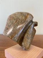 Skulptur: Bürde mit Würde tragen