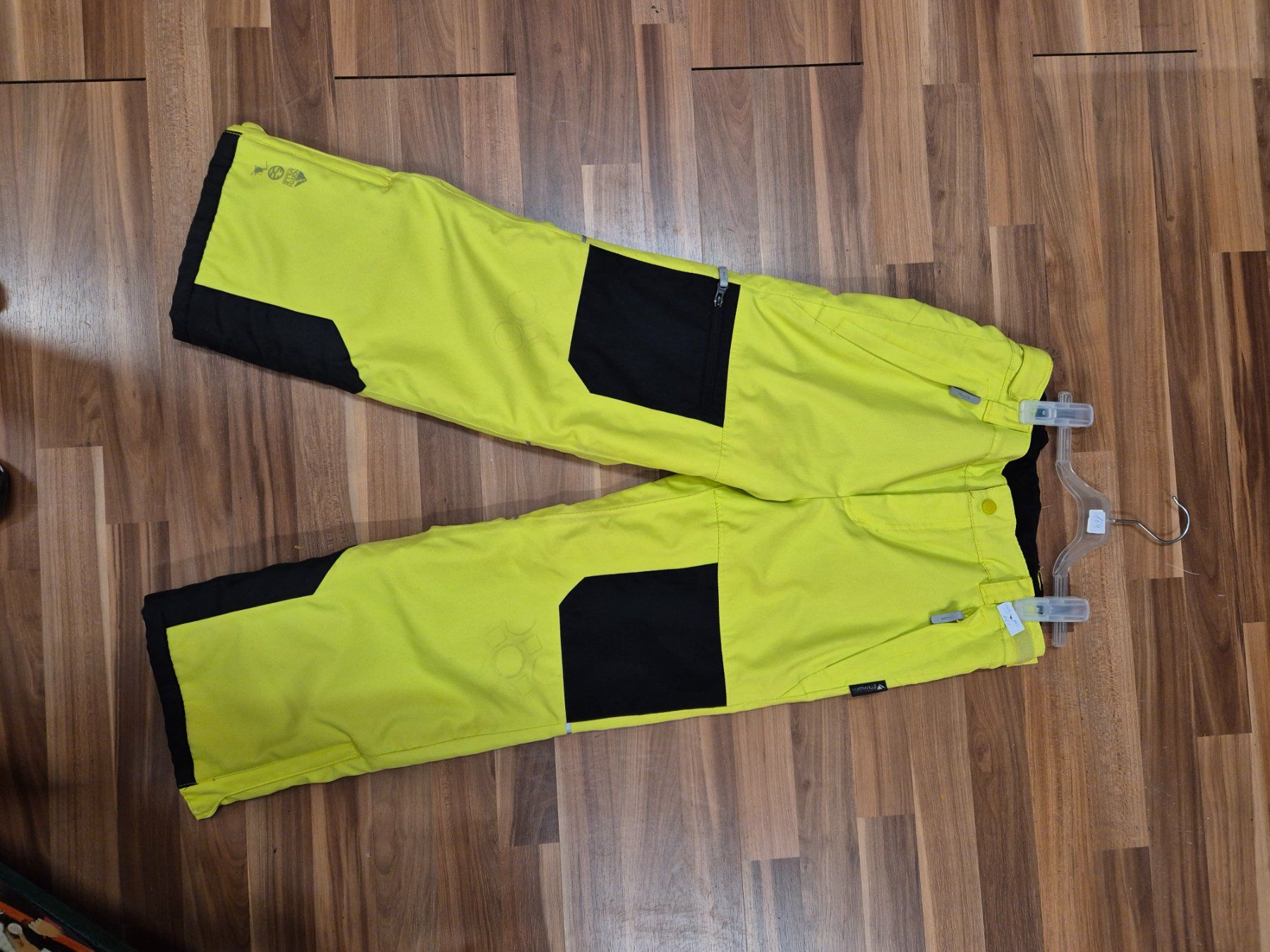 Pantalons: Skihosr neon gr 152 – D'occasion à Schwarzenburg par Flamingo07