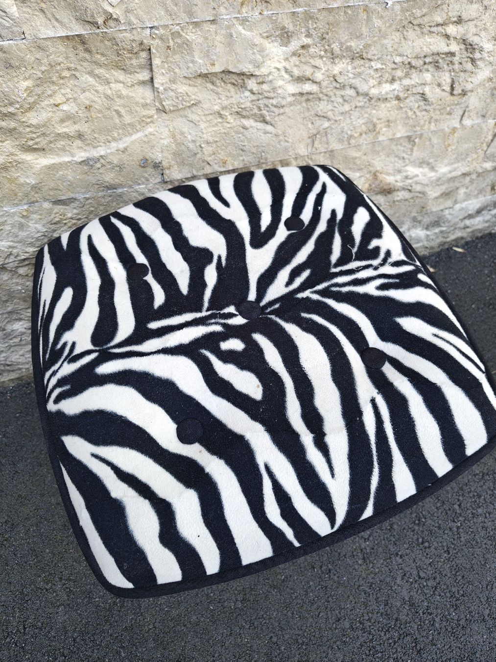 Hocker: Hocker Zebra-Muster Bezug Schwarz-Weiss mit 4 Beinen – Gebraucht aus horw von pasula_lu 1