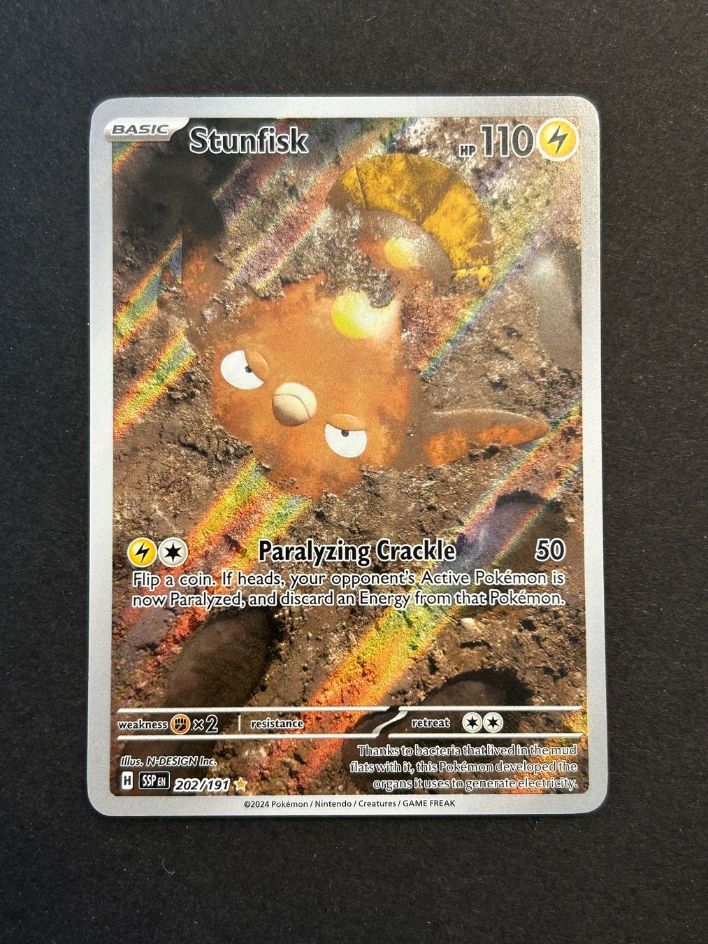 Pokémon Carte collezionabili: Stunfisk IR Pokemon Surging Sparks – Usato da Herrliberg venduto da pokehool