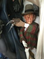 Gruselige Halloween Deko Figur Freddy Krueger.