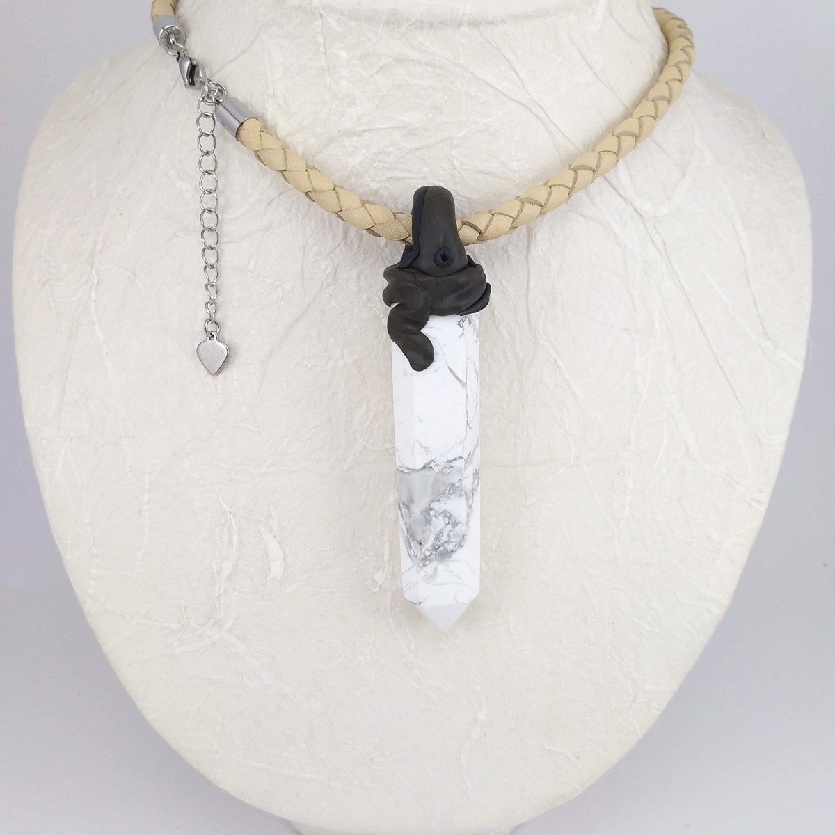Catenine: Magnesit Steinanhänger mit eingefasstem Lapislazuli – Nuovo e nell'imballaggio originale da Meilen venduto da Byrd-bijoux 3