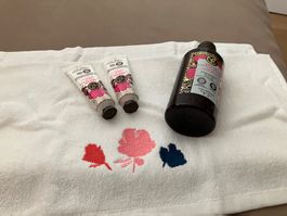 YR Trio Hammam Duschgel & Handcreme mit besticktem Handtuch,