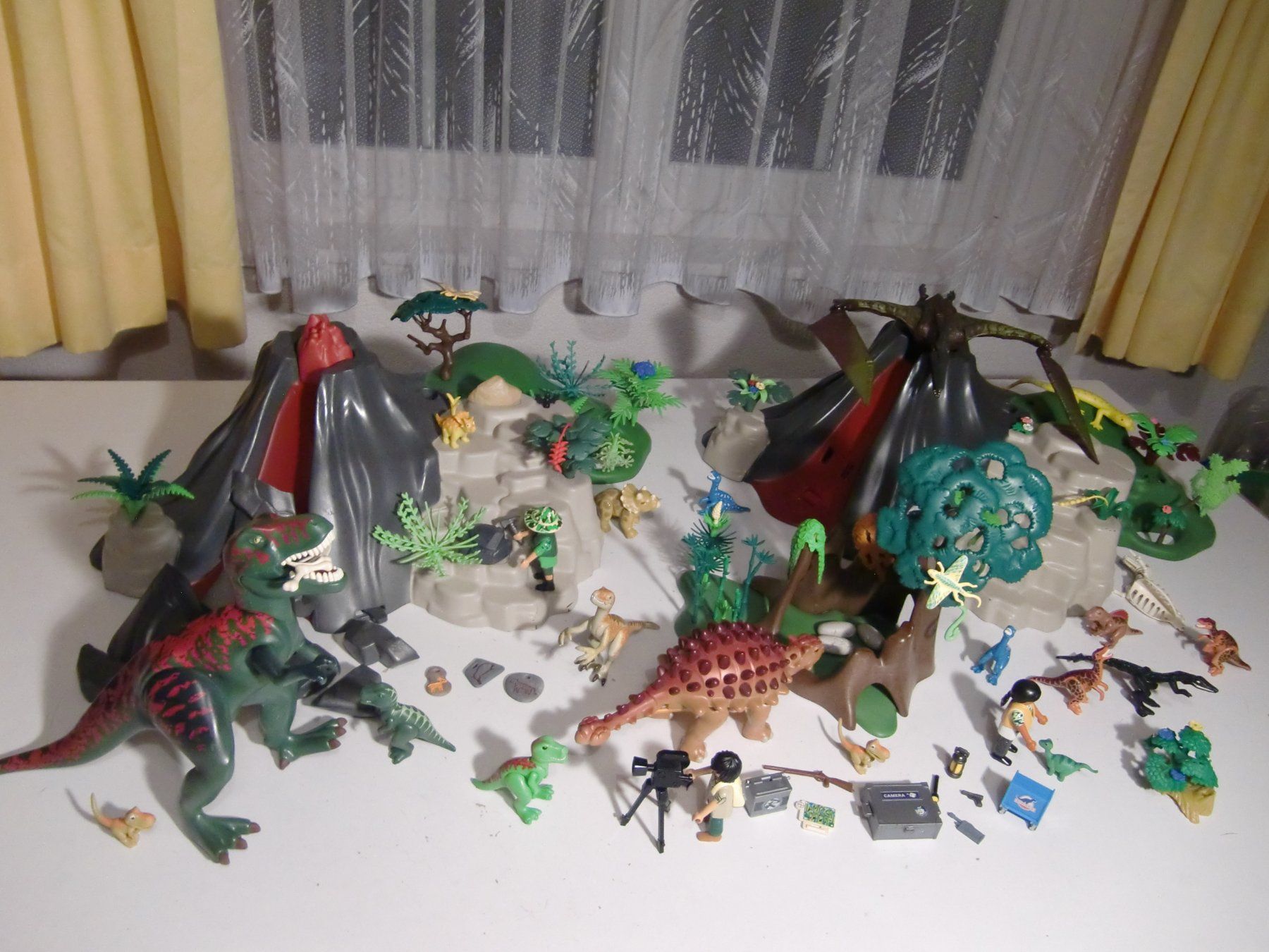 Playmobil Spielzeuge: Playmobil Dinosaurier mit Vulkan - grosses Paket – Gebraucht aus Arbon von 200sterne 9