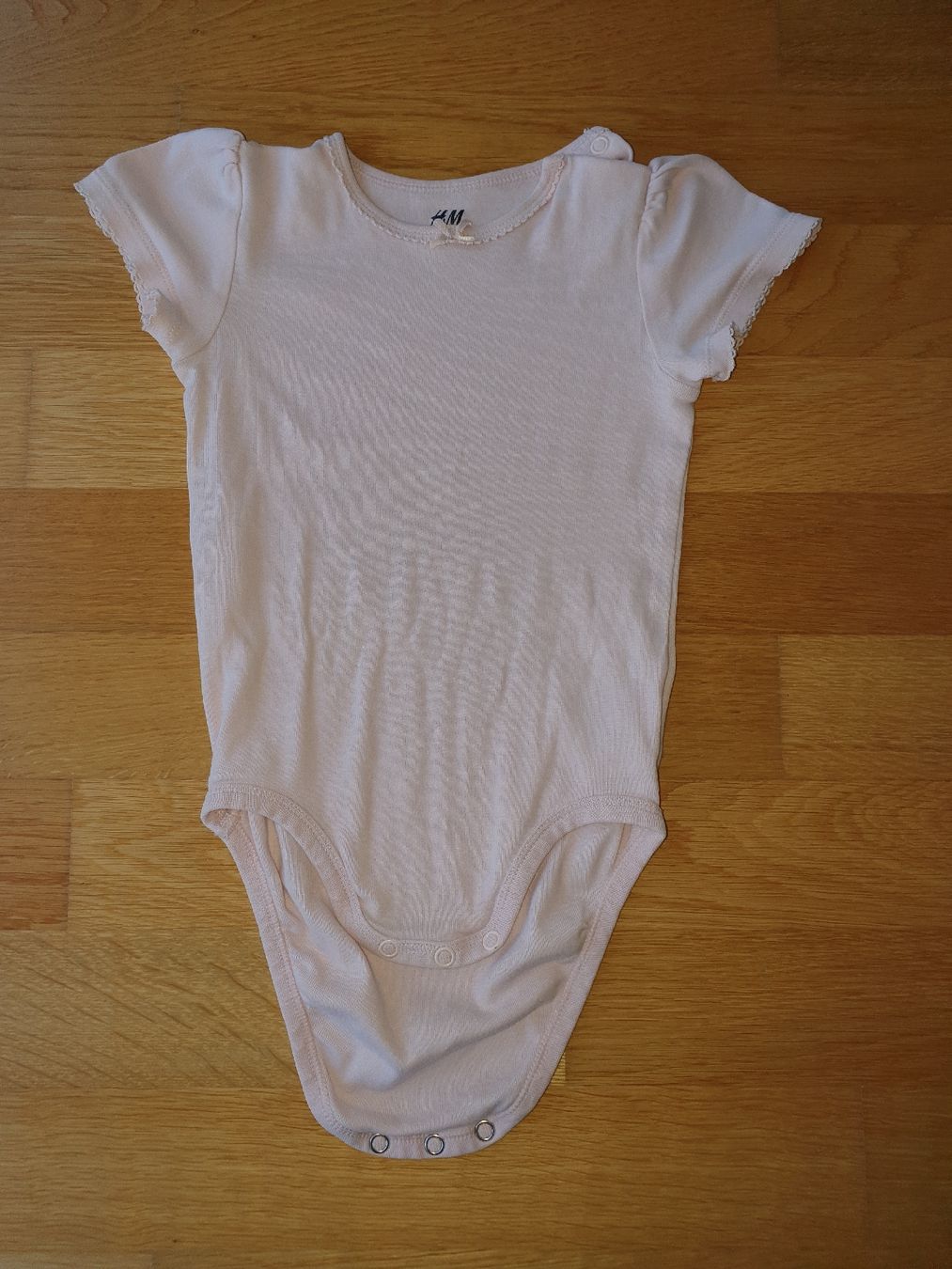 H&M Lotti & Set di vestiti: H&M Body, Gr. 86, rosa, Kurzarm – Usato da Einigen venduto da thundermother