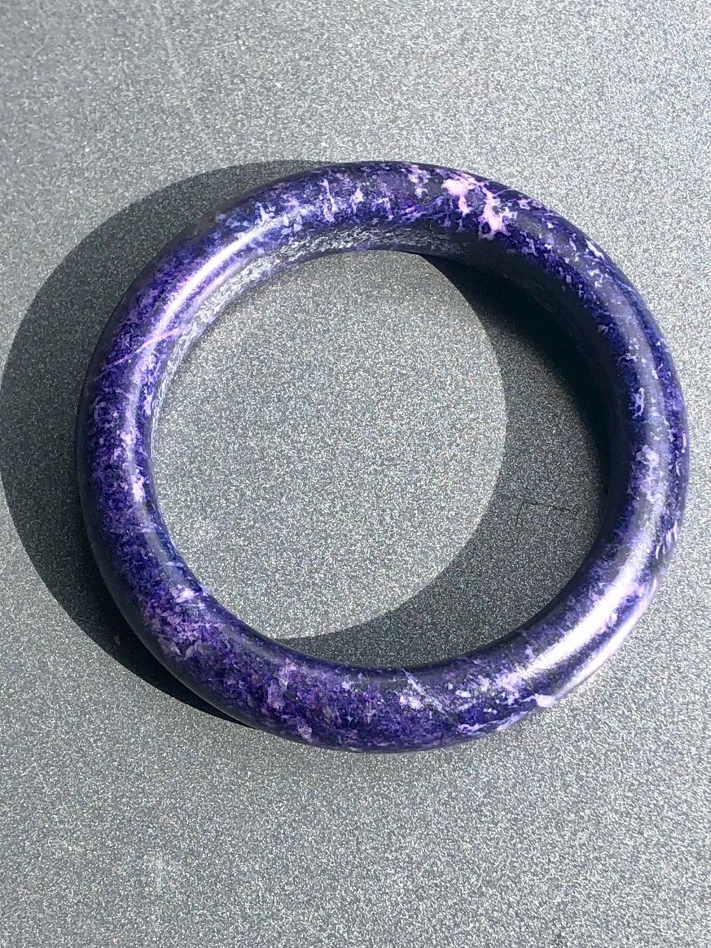 Bracciali & Braccialetti: Armreif aus Lapislazuli, gefärbt – Usato da Winterthur venduto da Barunggeli