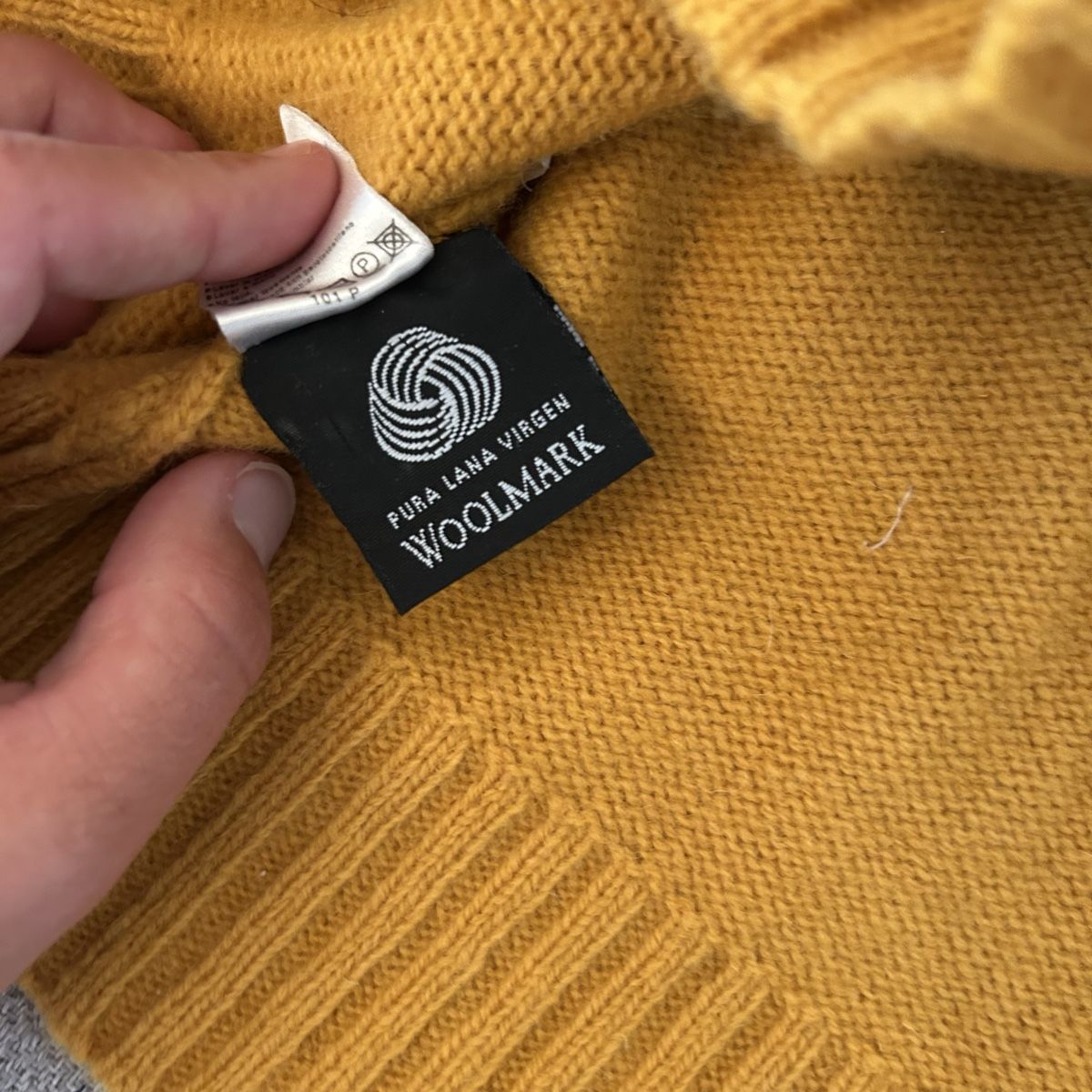 Lacoste Pullover & Sweatshirts: Lacoste Pullover V-Ausschnitt Grösse 38, eher 34-36 – Gebraucht aus Ebikon von luu_2x95 5