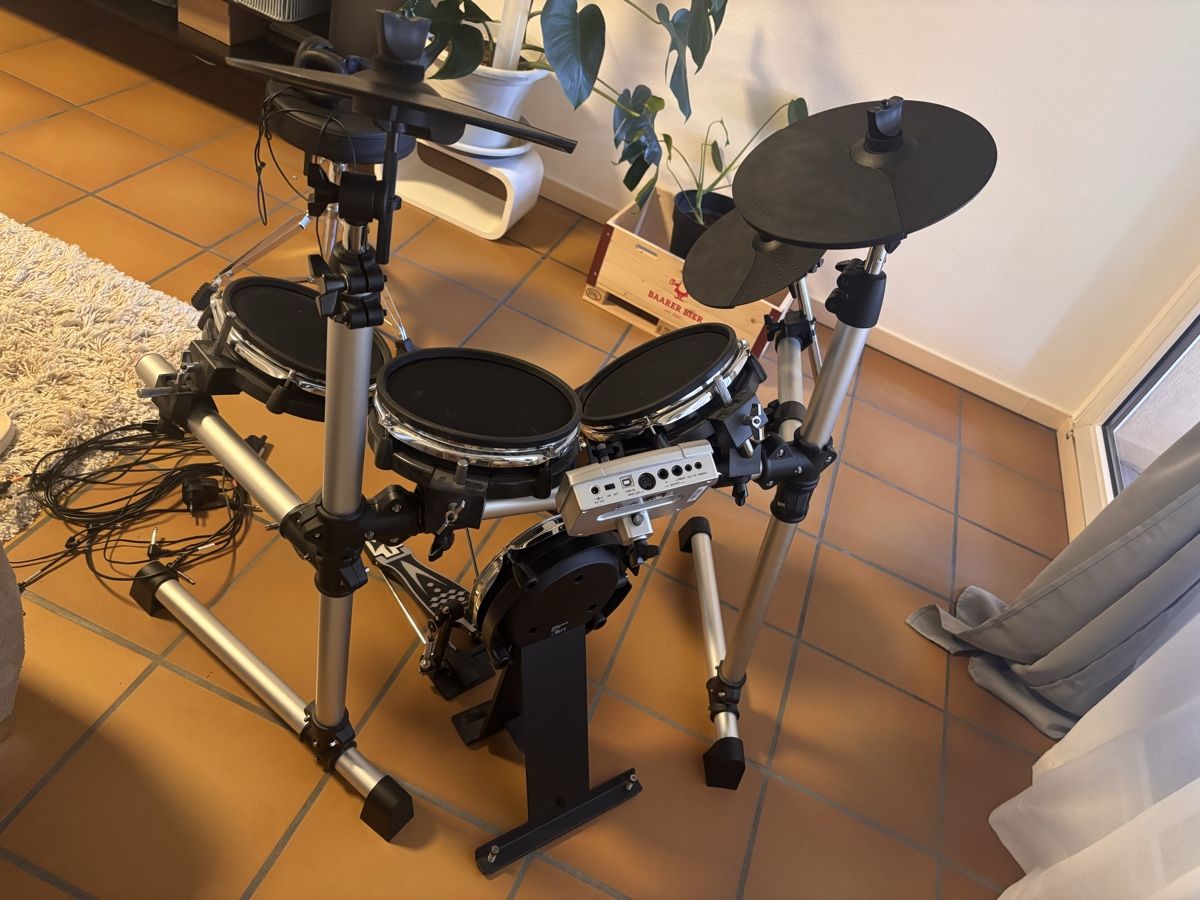 Thomann Strumenti musicali: Elektronisches Schlagzeug Set mit Hocker und Kopfhörer – Usato da Däniken SO venduto da Jasmin4658 2