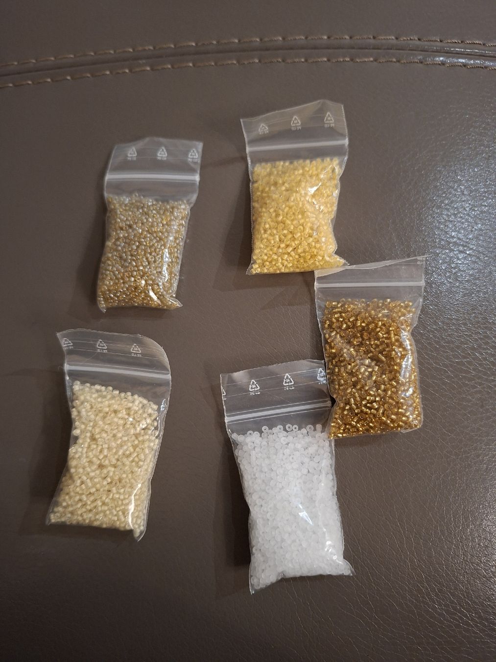Perle (finte): Lot de perles de rocaille colorées  – Nuovo e nell'imballaggio originale da Vevey venduto da Manatee29