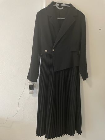 Schwarzes Kleid mit Faltenrock Grösse M guter Zustand