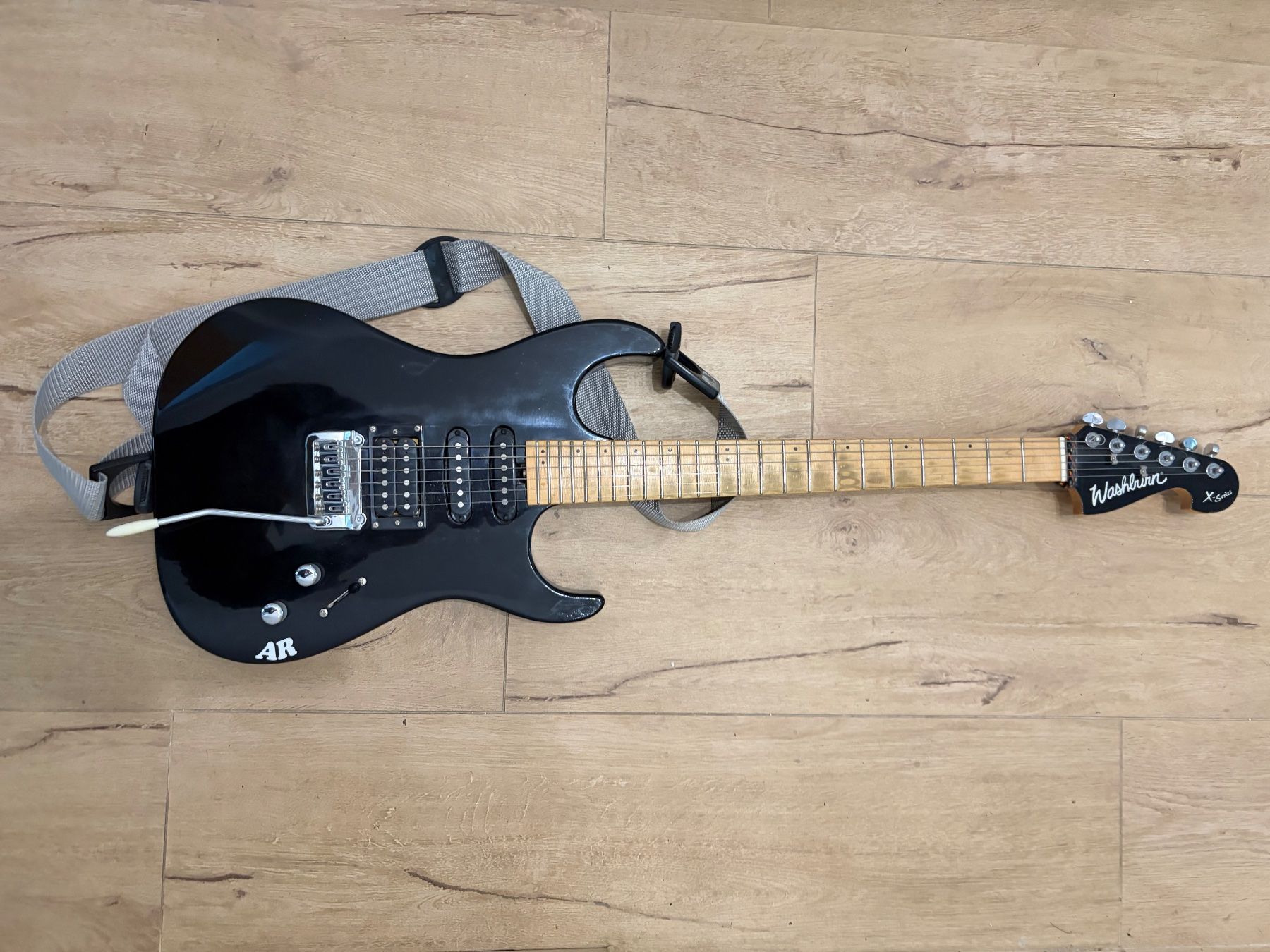 Washburn Strumenti musicali: Diverses guitares – Usato da Martigny venduto da Thy1 3