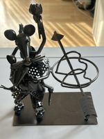 Metallskulptur Maus mit Pfeil und Herz auf Sockel (I31)