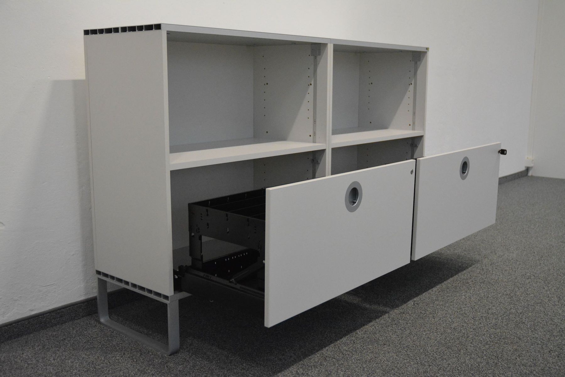 Scaffali: Denz D3 Sideboard 2-OH Hellgrau - 1600mm - mit Schlüssel – Usato da Schönenwerd venduto da mcofficeshop 1