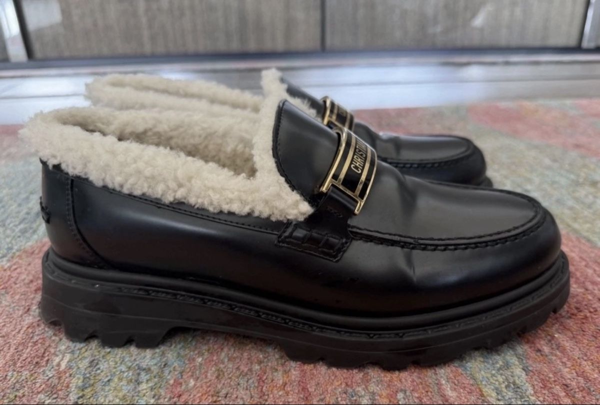 Dior Chaussures femmes: Dior code loafers with fur inside  – D'occasion à Lausanne par Loyal_8 2