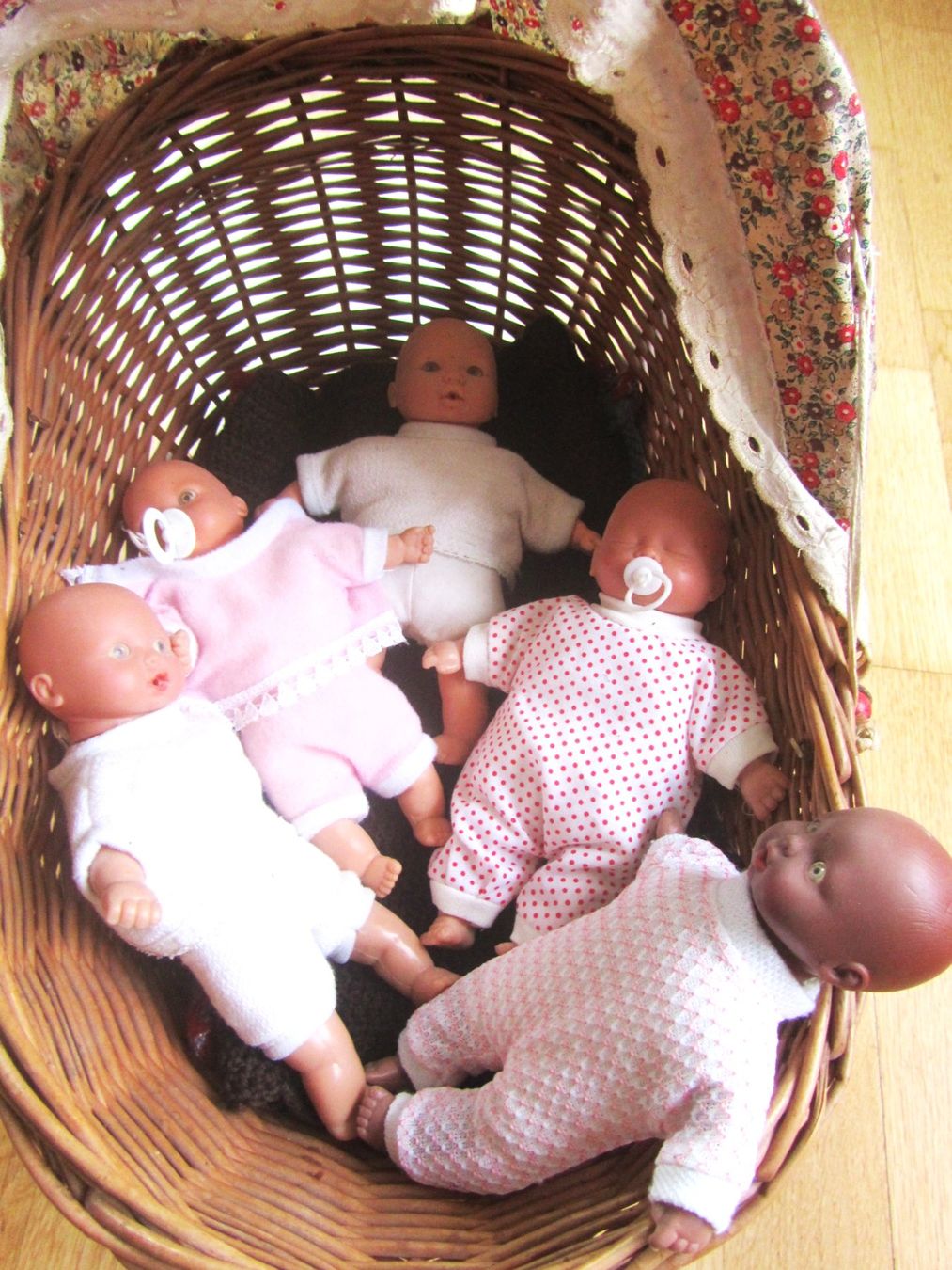 Puppenwagen: Puppenwagen mit 5 Puppen – Gebraucht aus Seengen von mikelele