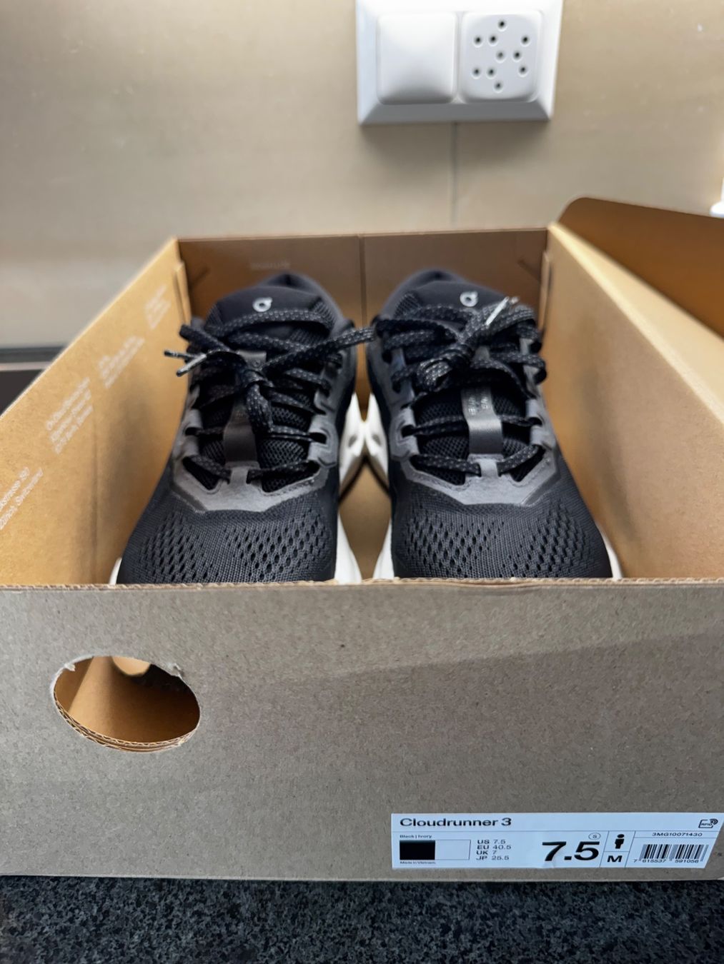 On Chaussures hommes: ON Cloudrunner Laufschuhe EU 40.5 neuwertig – D'occasion à Zürich par Sever 1
