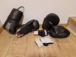Boxset Outshock: Boxhandschuhe, Pratzen, Bandagen. Top!