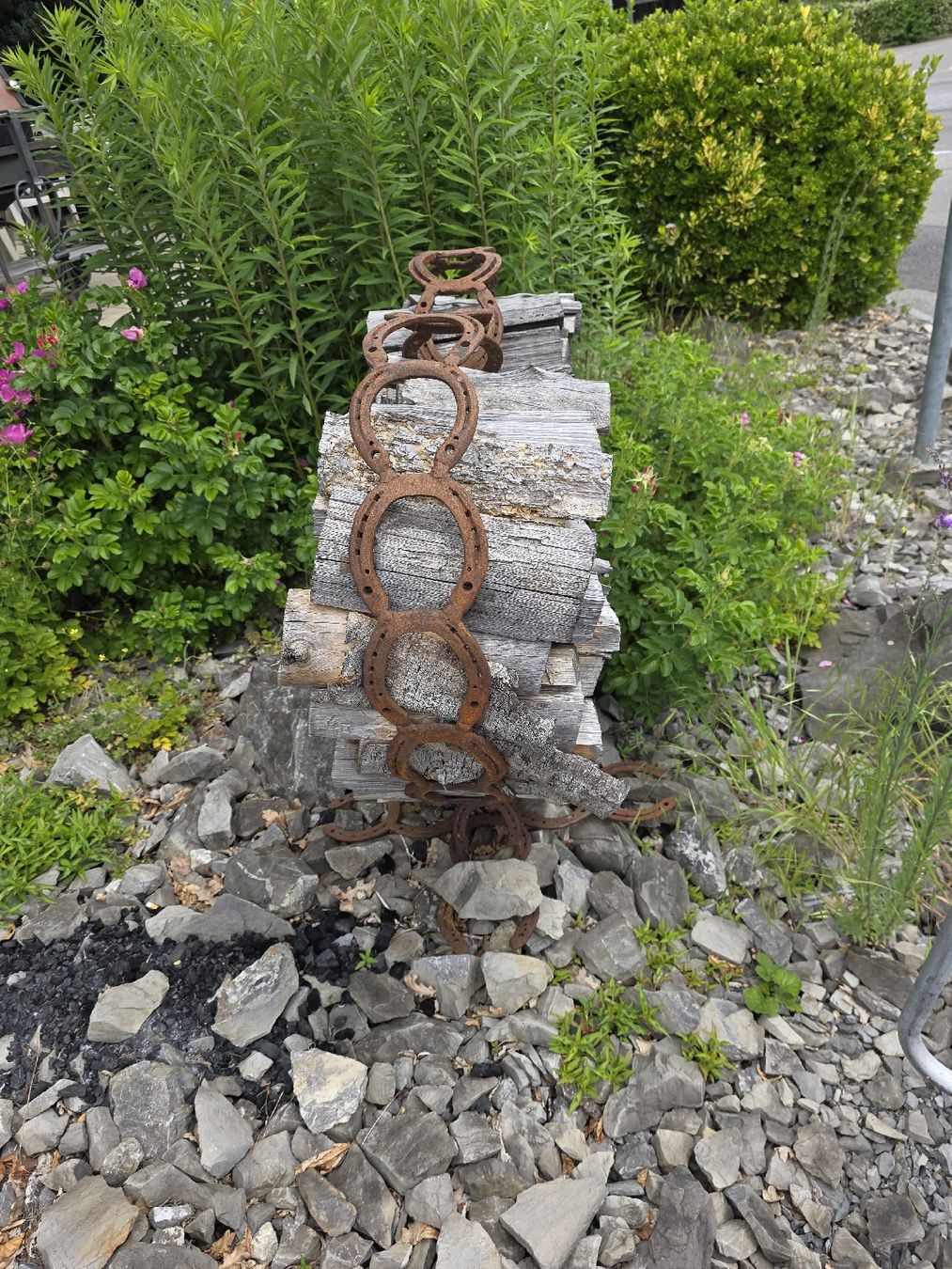 Sonstiges Tierzubehör: Herz aus Hufeisen Holzhalter – Gebraucht aus Bäriswil BE von Simon_Kreativwelt 1