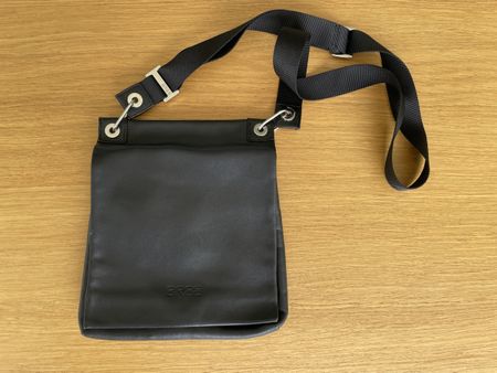 Bree Handtasche Umhängetasche aus Leder, schwarz