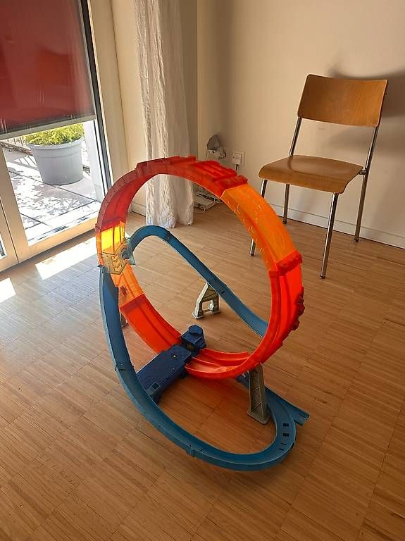 Spielzeuge: Hot Wheels Action Riesen Looping Crash Trackset – Gebraucht aus Zürich von Fonebone1 1