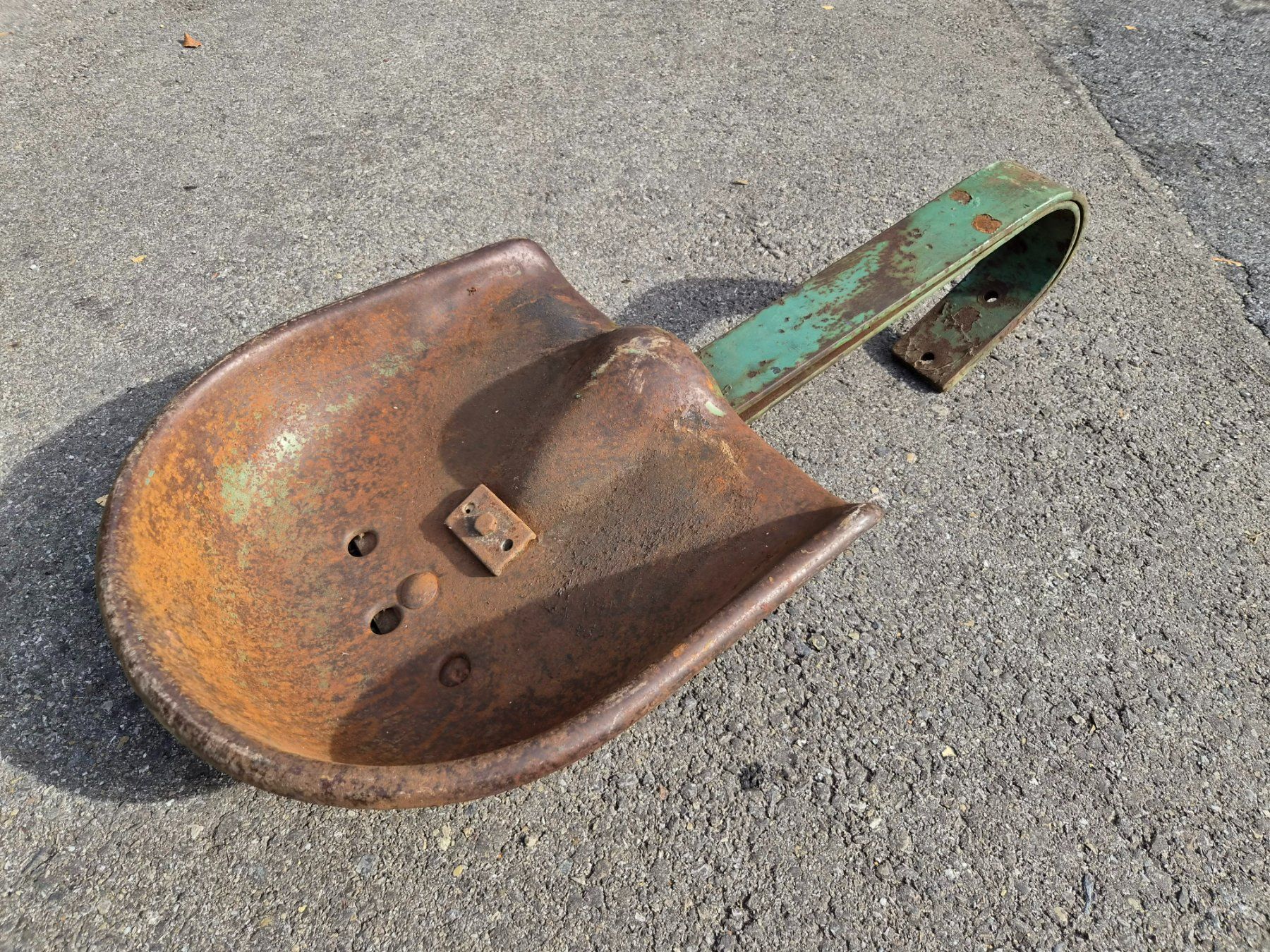 Hürlimann Trattori: Original Hürlimann Traktor Sitzfeder mit Blechsitz – Usato da Dürnten venduto da Bachtel84