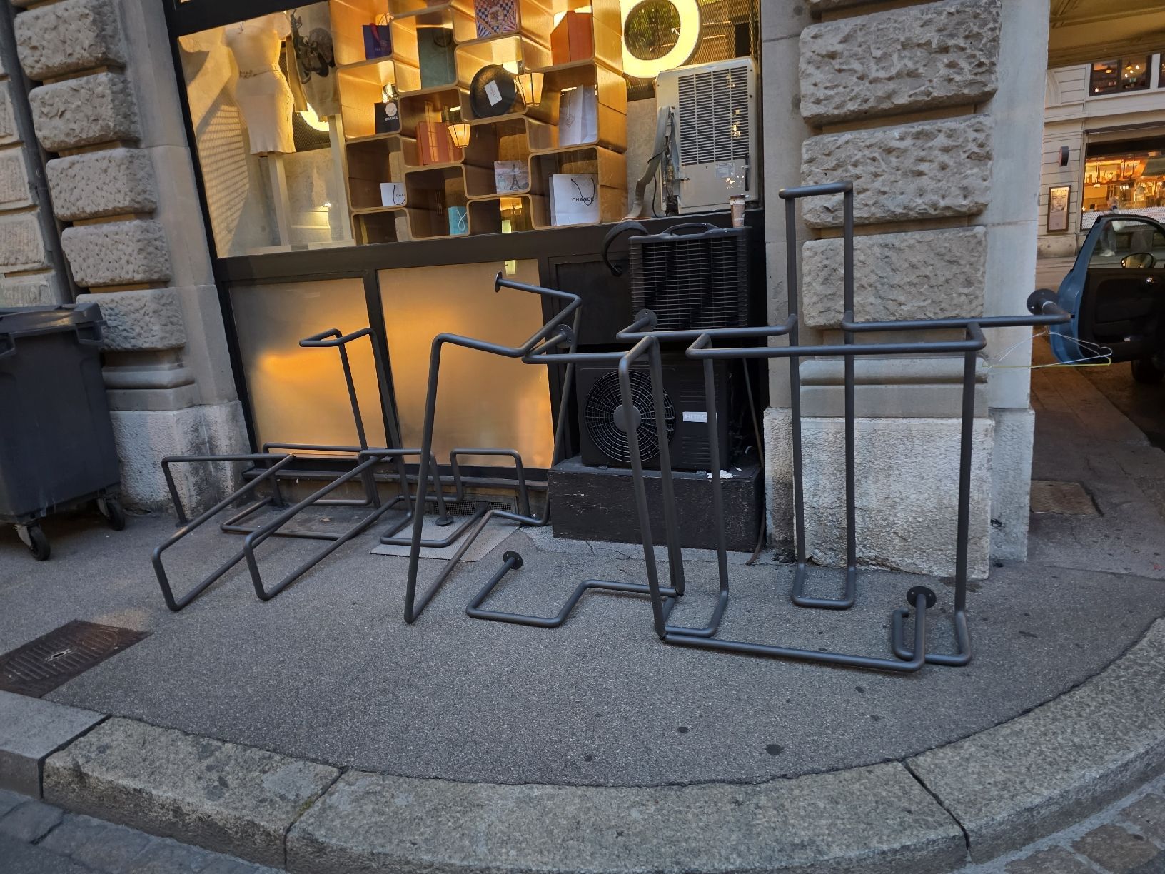 Porte manteau: Merallklleiderstangen od Kunstobjekt – D'occasion à Kilchberg ZH par ANU-AnimalsNeedUs 3