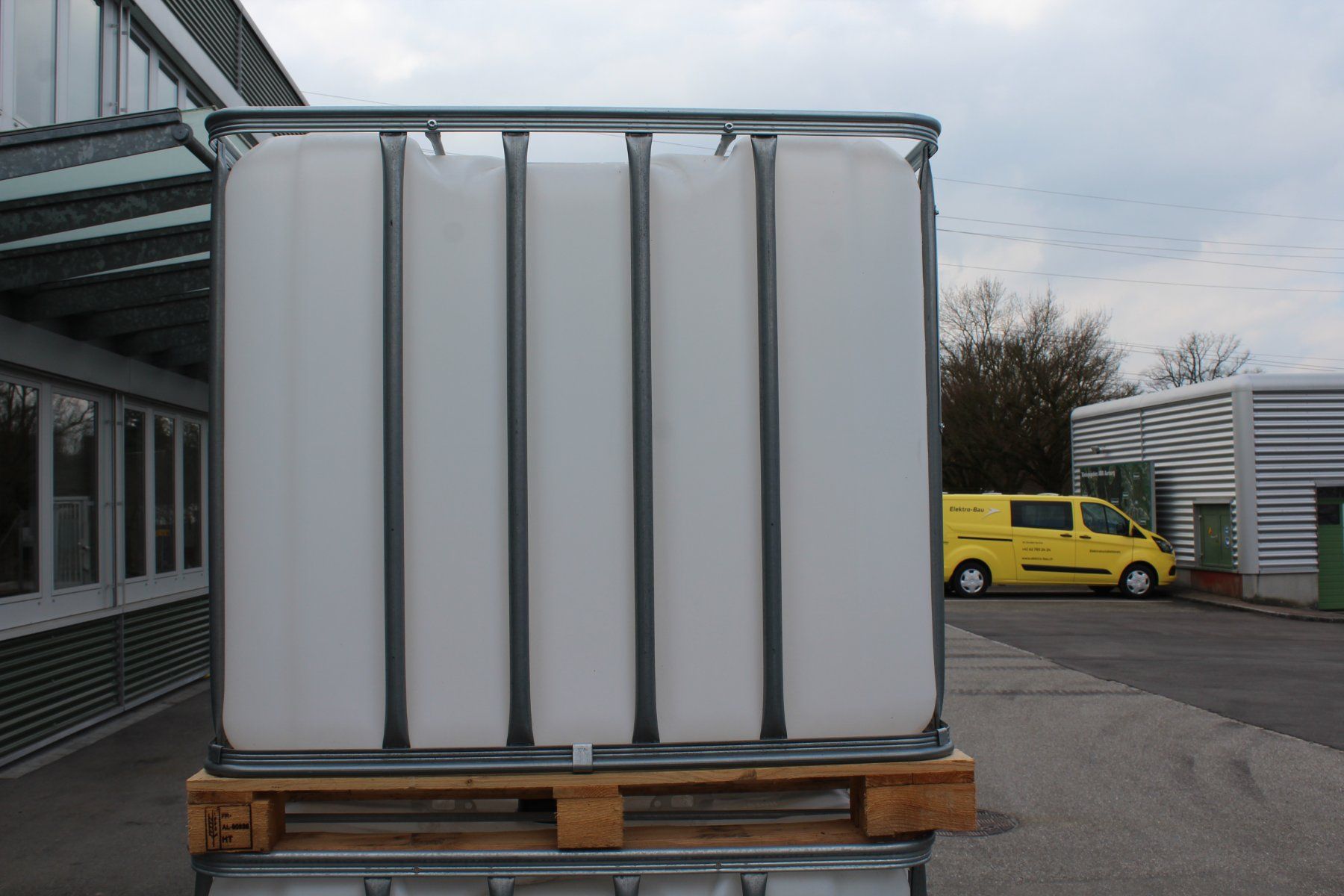 Abreuvoirs & Auges: IBC Container/Wassertank auf Holzpalette – D'occasion à Aarburg par Klarwasser01 2