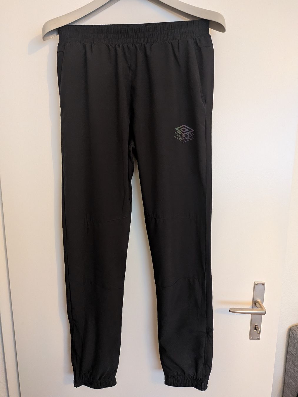Pantaloni: Umbro Trainingshose Größe XS – Nuovo (secondo la descrizione) da Zürich venduto da spatzi5345