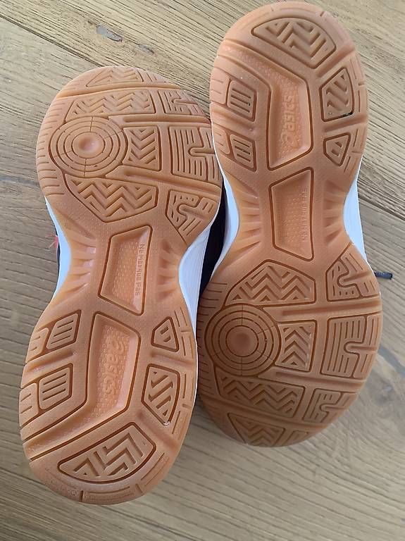 Chaussures garçon: Hallenturnschuhe Asics Grösse 32.5 – D'occasion à Otelfingen par che_26d5 3