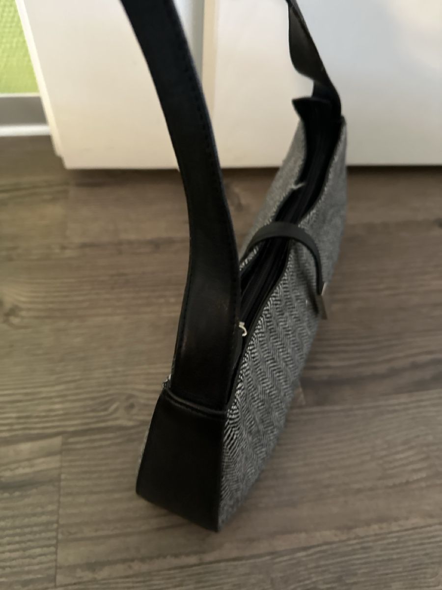 Taschen für Damen: Handtasche mit Reissverschluss  – Gebraucht aus Baltschieder von YmroBe 1