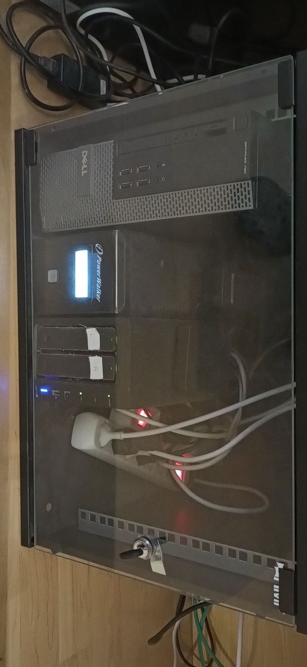 Racks & Ständer: Small Server Rack Cabinet – Gebraucht aus Niederrohrdorf von danielfb