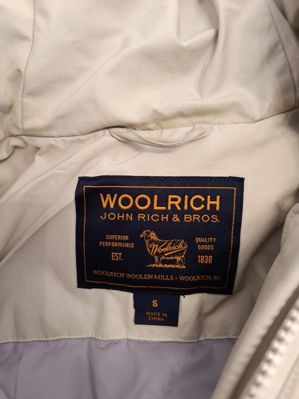 Woolrich Giacche: Winterjacke Woolrich Damen – Usato da Zürich venduto da Miranja 1