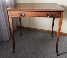 Biedermeier Schreibtisch Nussbaum m. Schublade 2Messingbes.