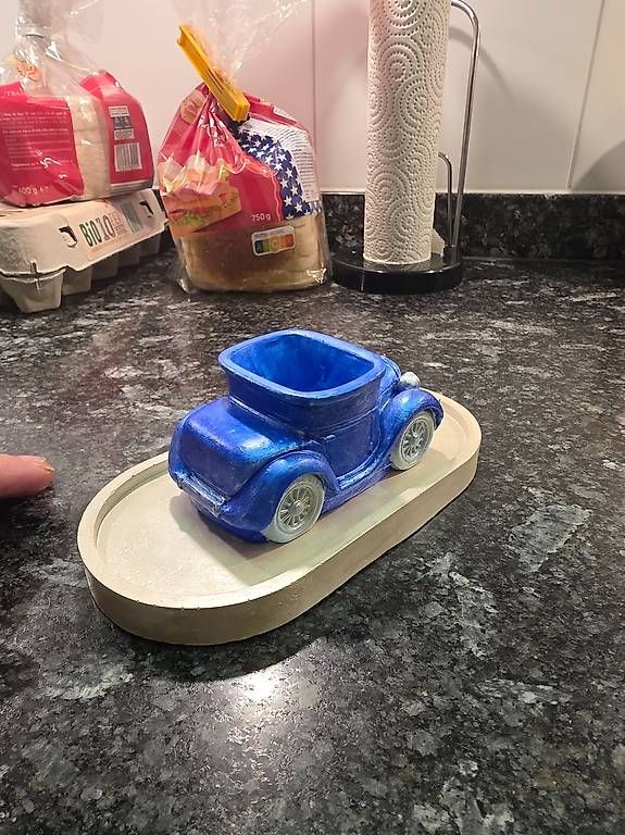 Tutte le decorazioni: Handgemachtes Deko-Auto aus Gips Blau)  – Nuovo e nell'imballaggio originale da Frutigen venduto da citroenc7 1