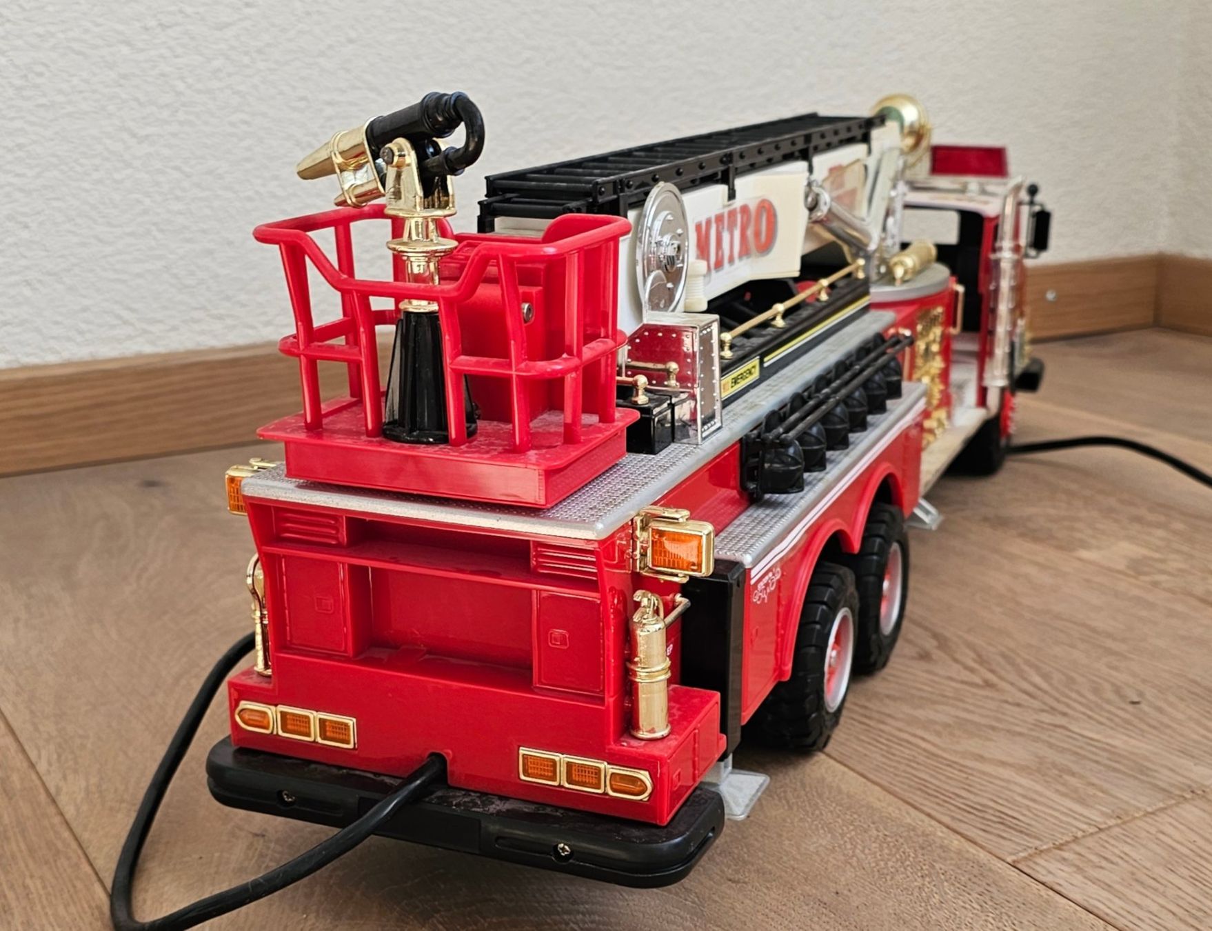 Modellautos: Feuerwehrauto Ferngesteuert über ein Kabel – Gebraucht aus Walenstadt von pedroju-1 4