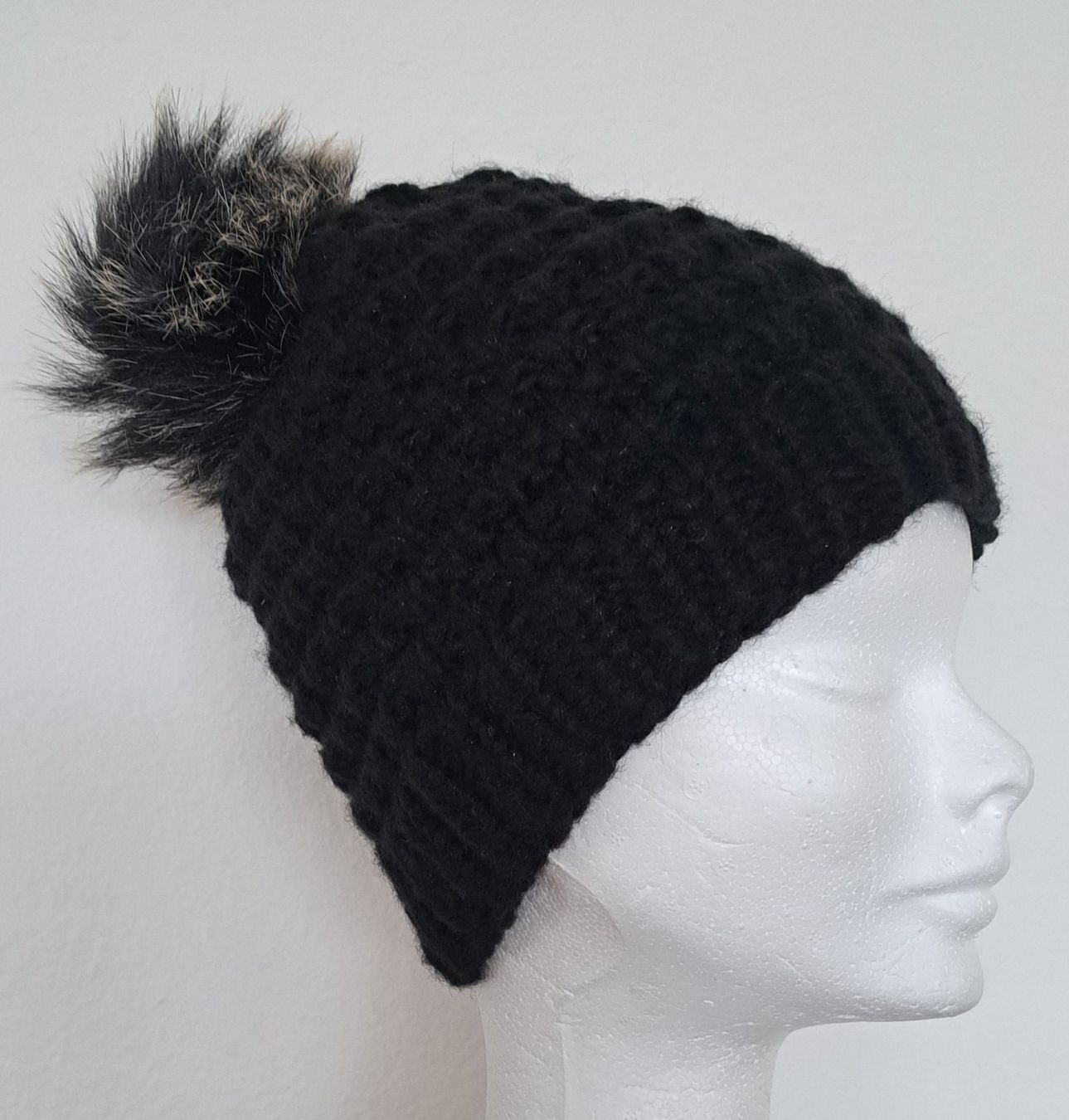 Hüte, Mützen & Caps: Handgestrickte Mütze_33 – Neu und originalverpackt aus Romanshorn von Octa27